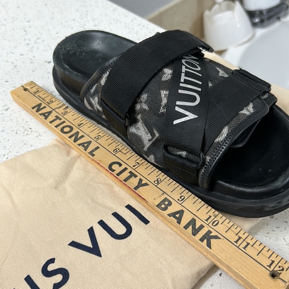 LOUIS VUITTON - Honolulu slides
Size 8.5
Dust cloth
no box - Picture 12 of 13